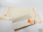 2 peças , 1 Toalhas de Mesa  retangular  listada  marcada levlen.  1  toalha quadrada de mesa Medida: 1,80 x 1,30 e 82 cm x 82 cm . composição tecido misto