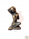 Escultura Representando Mulher Em Resina Revestida de  Folha de Metal. Medida:24 cm altura apresenta Restauro