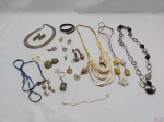 Lote de diversas bijuterias. Composto por colares, brincos, pulseira, etc.