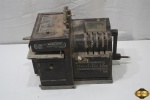 Maquina registradora de selos inglesa de 1930, Universal postal Frankers. Medindo 21,5cm de altura x 40cm de comprimento. Necessita revisão.