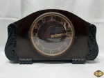 Relógio de mesa em madeira da marca francesa Perre GTV Perfect em excelente estado, acompanha o pendulo. Medindo 40cm x 12cm x 22,5cm de altura. Não acompanha a chave de corda, produto não testado.
