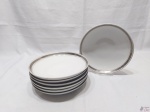 Jogo de 7 pratos fundos em porcelana Mauá friso prata. Medindo 21cm de diâmetro.