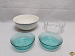 Lote composto de 4 bowls diversos, sendo 2 em vidro azul, 1 em vidro moldado e 1 em porcelana. Medindo o maior em porcelana 21,5cm de diâmetro x 9cm de altura. Leve bicado no bowl em porcelana.