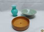 Lote composto de bowl em madeira, fruteira em cerâmica vitrificada e vaso floreira em vidro. Medindo a fruteira 20cm de diâmetro x 7cm de altura. Leve bicado na fruteira.