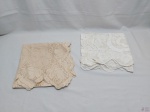 2 Lindas Toalhas Quadradas em detalhes de Linho. Peças em bom estado de conservação. Medindo toalha branca:130x 130 cm.  OBS: peças  pode conter  marcas de guardado.