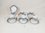 Jogo de 6 Xicaras de Café em Porcelana decoradas com flores azuis Roberto Simões. Medida:Xicara 5,5 cm altura x 5 cm diametro e pires 10 cm diametro