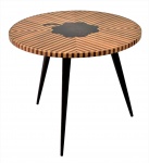 Elegante "Occasional table", de design contemporâneo . Tampo circular adornado pela combinação de elementos geométricos que resultam em um lindo efeito cinético, obtido pela mistura de madeiras nobres ,  a citar Pau-marfim, Jacarandá e outras  , através da técnica manual  chamada de "parqueterrie". Tendo ao centro detalhe representando "Trevo". Três pés dito "pé palito". Atelier DXF - Minas/MG - Brasil - Séc XX. Med 48 X 62 cm de diâmetro. Marcas de uso. Necessita ser lustrada. Acervo Particular Rio de Janeiro/RJ. Nota : Este item não poderá ser enviado pelos correios.