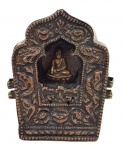 ARTE ORIENTAL  - Raríssimo oratório de viagem (relicário) de origem tibetana de metal e vidro, contendo em seu interior relíquia (imagem de Buddha). Estes oratórios fazem parte da indumentária sagrada dos religiosos tibetanos, que os usam nas peregrinações aos templos, principalmente ao Templo Jokhang, que fica no interior do palácio de Potala. Verdadeiros relicários, normalmente carregam em seu interior a imagem de Buddha e pedaço de tecido sagrado. Uma verdadeira preciosidade. Med. 8 x 8 x 2,5 cm. Marcas de uso e desgastes. Coleção Particular Rio de Janeiro/RJ.