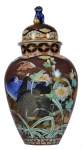 Arte Oriental - Fukagawa - AizenArita , circa 1868, Raro Potiche com Tampa japonês, fartamente decorado em fino Glazed, reproduzindo ambiente com plantas e aves, sobre "chocolate" fosco e esfumaçados em ouro. Tampa do potiche com pega na forma de cão de fó. Base e tampa apresentam escrita e assinatura  em ideogramas. Japão - Século XIX. Med. 62 cm de altura x  34 cm de diâmetro. Parte interna da tampa apresenta perda de substância na borda. Antigo pequeno restauro no bojo e pequenas faltas decorrentes do tempo.  Ex- coleção Djalma Fonseca Hermes. Atual Coleção Particular Rio de Janeiro/RJ.