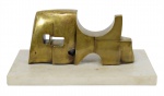 Elvio Becheroni (Itália,1934 - São Paulo, 2000), "Sem título". Escultura de bronze patinado. Assinada. Med. 16 x 32 x 7 cm (escultura); 3 x 25 x 43 cm (base). Marcas do tempo. Oxidação e sujidade. Não apresenta tiragem aparente. Base de mármore branco com pequenos bicados. Coleção Particular Rio de Janeiro/RJ. Nota Biográfica:  Elvio Becheroni nasceu em Florença (Itália) em 1934. Viveu e trabalhou em Milão (Itália), São Paulo e Southfield (Detroit - Estados Unidos). Começou sua atividade artística em 1962. Instalou-se no Brasil desde 1980. Faleceu em 2000, em São Paulo.Suas pesquisas artísticas, além da escultura e da pintura, também foram orientadas para a cerâmica, gravura, jóias, etc., dedicando-se profissionalmente à arte e expondo nas mais conceituadas galerias de arte italianas e européias. A comissão de críticos do Anuário de Arte Bolaffi/Mondadori da Itália o selecionou como um dos melhores gravuristas em 1971 e 1982; um dos melhores pintores em 1974; um dos melhores escultores em 1982.Foi correspondente de arte para as revistas "Domenica del Corriere" e "Corriere d" Informazione", realizando extensas reportagens sobre os artistas soviéticos, oficiais e dissidentes. Em suas viagens de estudo além da Europa, esteve nos Estados Unidos, Oriente Médio e na ex-União Soviética.Convidado pela Prefeitura de Milão, realizou em 1993 uma importante mostra intitulada "Amazônia: Floresta Desencantada", na prestigiosa sede da "Rotonda della Via Besana", naquela cidade. A mesma exposição foi apresentada na França durante o festival de Arte de Saint Gabriel - Normandia -- e, em maio de 1995, no Palmengarten -- Frankfurt.A partir de 1962, Becheroni expôs nas mais representativas Galerias de Arte , Bienais Internacionais, tanto de escultura quanto de gravura, tendo em reconhecimento recebido vários prêmios e distinções.Suas obras se encontram em importantes coleções particulares e em famosos museus da Alemanha, Bélgica, Itália, Iugoslávia, Rússia, Estados Unidos, América Latina e no Museu de Arte do Parlamento de São Paulo e no Museu da Escultura ao Ar Livre. Fonte: https://www.al.sp.gov.br/noticia/?id=334736 .