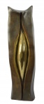 Calabrone - Domenico Serio Calabrone (Aieta/Itália, 1928 - São Paulo/SP, 2000), "Sem título", Escultura de bronze patinado sugerindo "Clitóris". Assinada. Med. 49 x 13 x 15 cm. Ausência da base. Marcas do tempo. Oxidação e sujidade. Não apresenta tiragem aparente. Coleção Particular Rio de Janeiro/RJ. Nota Biográfica: Domenico Serio Calabrone (Aieta, Itália 1928 - São Paulo SP 2000). Escultor, pintor, gravador, designer de jóias e cenógrafo. Entre 1948 e 1951, freqüenta as aulas do Liceu Clássico, em Roma, com especialização em técnicas de fundição, mosaico e cerâmica. Transfere-se em 1954 para São Paulo, onde, dois anos depois, realiza sua primeira mostra individual na Galeria Art's Store. Em 1963, expõe na 1ª Exposição do Jovem Desenho Nacional, em São Paulo. Em 1965, participa do 1º Salão Esso de Artistas Jovens, no Museu de Arte Moderna de São Paulo (MAM/SP) e no Museu de Arte Contemporânea da Universidade de São Paulo (MAC/USP). Apresenta trabalhos no Panorama de Arte Atual Brasileira do MAM/SP, em 1975 e 1978. Em 1986, recebe o Prêmio Internacional da Escultura Contemporânea, em Cassano Jonio, Itália. Ainda na década de 1980, interessa-se pela arte fractal. Em 1990, recebe prêmio aquisição no Salão de Arte Contemporânea de Santo André, São Paulo; em 1991, é agraciado com sala especial no Salão Paulista de Arte Contemporânea e, em 1994, ganha o 41º Prêmio Internazionale di Pinttura Cittá di Pizzo, em seu país natal. Expõe em individuais no Museu de Arte Moderna da Bahia (MAM/BA), em Salvador, em 1963; no MAM/RJ, em 1965 e 1966, e no Museu de Arte Contemporânea José Pancetti (MACC/Campinas), em 1992 - esta sua última individual. Participa da Bienal Internacional de São Paulo de 1963 a 1991, do Salão Paulista de Arte Moderna entre 1962 e 1964 e do Salão Paulista de Arte Contemporânea em 1987.