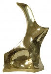 Calabrone - Domenico Serio Calabrone (Aieta/Itália, 1928 - São Paulo/SP, 2000), "Sem título", Importante escultura de bronze polido. Assinada. Med. 76 x 47 x 37 cm. Ausência da base. Marcas do tempo. Oxidação e sujidade. Não apresenta tiragem aparente. Coleção Particular Rio de Janeiro/RJ. Nota Biográfica: Domenico Serio Calabrone (Aieta, Itália 1928 - São Paulo SP 2000). Escultor, pintor, gravador, designer de jóias e cenógrafo. Entre 1948 e 1951, freqüenta as aulas do Liceu Clássico, em Roma, com especialização em técnicas de fundição, mosaico e cerâmica. Transfere-se em 1954 para São Paulo, onde, dois anos depois, realiza sua primeira mostra individual na Galeria Art's Store. Em 1963, expõe na 1ª Exposição do Jovem Desenho Nacional, em São Paulo. Em 1965, participa do 1º Salão Esso de Artistas Jovens, no Museu de Arte Moderna de São Paulo (MAM/SP) e no Museu de Arte Contemporânea da Universidade de São Paulo (MAC/USP). Apresenta trabalhos no Panorama de Arte Atual Brasileira do MAM/SP, em 1975 e 1978. Em 1986, recebe o Prêmio Internacional da Escultura Contemporânea, em Cassano Jonio, Itália. Ainda na década de 1980, interessa-se pela arte fractal. Em 1990, recebe prêmio aquisição no Salão de Arte Contemporânea de Santo André, São Paulo; em 1991, é agraciado com sala especial no Salão Paulista de Arte Contemporânea e, em 1994, ganha o 41º Prêmio Internazionale di Pinttura Cittá di Pizzo, em seu país natal. Expõe em individuais no Museu de Arte Moderna da Bahia (MAM/BA), em Salvador, em 1963; no MAM/RJ, em 1965 e 1966, e no Museu de Arte Contemporânea José Pancetti (MACC/Campinas), em 1992 - esta sua última individual. Participa da Bienal Internacional de São Paulo de 1963 a 1991, do Salão Paulista de Arte Moderna entre 1962 e 1964 e do Salão Paulista de Arte Contemporânea em 1987.