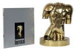 BERROCAL - Miguel Ortiz Berrocal (Espanha, 1933 - 2006), "Torero", Escultura de bronze polido. Assinada. Numerada - n.º 1.554 (edição de 2.000).  Década de 70. Med. 28 cm. Marcas do tempo. Acompanha livro da obra. Coleção Particular Rio de Janeiro/RJ. Nota Biográfica: Miguel Ortiz Berrocal foi um reconhecido escultor espanhol.Iniciou estudos de Arquitectura que abandonou depressa para se formar na Escola de Artes e Ofícios de Madrid. Nesta escola foi aluno de Ángel Ferrant y de Ramón Stolz.Entre 1962 e 1963, expôs as suas obras entre as cidades de Paris e Nova Iorque, chegando mesmo a fazer parte do acervo do MoMA.Em 1966, instalou-se definitivamente em Verona e a partir de 1968 dedicou todo o tempo a obras de grande formato e a múltiplas peças de pequeno formato.Em 1975, casou-se com D. Maria Cristina Blais de Saxe-Coburgo Gotha e Bragança, filha de D. Maria Pia de Bragança e alegada neta do rei D. Carlos I de Portugal, com quem teve dois filhos: D. Carlos Miguel Berrocal de Saxe-Coburgo Gotha e Bragança e D. Beltrão José Berrocal de Saxe-Coburgo Gotha e Bragança.Em 1992, realizou uma serigrafia para celebrar o centenário dos Jogos Olímpicos. Nota : De acordo com o item 3 dos termos e condições - 3. As peças estrangeiras, sejam quadros e ou esculturas, serão sempre vendidas como Atribuídas.