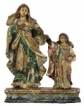 Arte Sacra - Sant´Ana Mestra Caminhante - Raro grupo escultórico de madeira esculpida, adornada por farta policromia original. Olhos de vidro. De uso doméstico. Brasil - Primeira metade do século XIX. Med. 23 x 18 x 7 cm (medidas totais). Marcas e desgastes do tempo. Perdas, antigos restauro e repintura. Coleção Particular São Paulo SP.  Notas e curiosidades : SantAna é a maior Santa que eu já tenho visto, SantAna é a mãe da mãe de Deus, SantAna é avó de Cristo.. (museu Sant´Ana - MG) .  O culto a SantAna chegou ao Brasil na gênese da colonização. Trazidas de Portugal, asprimeiras imagens foram amplamente divulgadas tanto nos cultos oficiais, quanto nos domésticos.Sendo bastante popular, a devoção a Ana se tornou uma das maiores em solo brasileiro, tendo em Minas Gerais, Bahia e Pernambuco alcançado verdadeiras expressões da religiosidade católica oficial e popular .... Tamanha era a devoção à mãe de Maria que alguns mais ortodoxos temiam que o seu culto suplantasse o da filha. Sendo uma santa essencial nas igrejas e lares, cujo poder de interceder junto a Cristo em benefício dos que lhe imploravam favores igualava-se ao da Virgem Maria. Por ser avó natural do Filho de Deus, tinha o privilégio de pedir através do império e não do rogo e súplica como os demais santos. De acordo com Oliveira (2001, p. 10)....... "SantAna é sempre representada como uma mulher madura, serena, transmitindo seuconhecimento ou guiando a Virgem Maria pelas mãos, quando não a traz no colo. O fatode gerar a mulher que redimiria os homens do pecado original cria uma contraposiçãoàs mulheres pagãs, que o poder católico execrou e queimou como bruxas nas fogueiraspúblicas. Não é à toa que o culto a ela se incrementa e vem a ser oficializado na IdadeMédia. O culto a SantAna é, portanto, de origem telúrica e popular, não faz parte dasSagradas Escrituras. (FILHO, 2001, p. 147).'  Fonte : https://www.ifch.unicamp.br/eha/atas/2012/Jadilson%20Pimentel.pdf