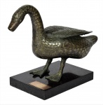 RIOARTE - MESTRE VALENTIM (1750 -1813) - Escultura de bronze sobre base de mármore negro reproduzindo a miniatura do "Chafariz das Marrecas" de autoria do Mestre Valentim. Edição da Fundação RioArte, esta obra é um original de uma edição limitada de 20 exemplares, sendo esta o de tiragem 10/20, produzida e fundida em 1984. Med. 29 x 42 x 18 cm (medidas totais). Peso total : 11.600 gramas. Marcas do tempo. Desgastes.  Veio a integrar ao acervo da família após ter sido agraciada ao Sr Almeida Rodrigues fazer parte da Fundação RioArte e do Conselho Municipal de Cultura. Coleção Particular Rio de Janeiro/RJ. Nota: Mestre Valentim, escultor brasileiro representativo do barroco e do manuelino do século 18. Criador da primeira fundição artística no Rio de Janeiro, construiu um chafariz junto ao Passeio Público, então Rua das Boas Noites ou Belas Noites, que passou a chamar-se Ruas das Marrecas feias pelas aves com que o escultor adornou a obra, Brasileiro, mulato, educado em Lisboa, dele disse Morales de los Rios "que abrasileirou tudo quanto aprendera em Portugal". Além das marrecas da antiga Rua das Boas Noites e das obras do Passeio Público, são do Mestre Valentim algumas das mais preciosas toalhas e esculturas do Rio, como a cascata dos jacarés, o Chafariz das Sacaruras, o Lapidário do Largo do Largo de Paço e tantas obras de granito, mármore, bronze e madeira, no barroco e no manuelino da Igreja do Carmo, da Calendaria. Algumas dessas obras como o São João Evangelista e o São Mateus, que decoravamo cimafronte da Cruz dos militares, estão hoje