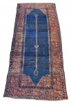 Passadeira - Rara antiga passadeira Kurdistan de  lã natural, tinta vegetal. Padrão decorativo floral geométrico com campo liso  ao centro. Med. 2,90 x 1,12 = 3,25. Marcas do tempo e de uso. Desgastes e restauros. No estado.  Acervo Particular Rio de Janeiro - RJ. Nota : O povo curdo (Kurd, em língua curda) é uma etnia de origem iraniana, nativa do oriente médio, que conta atualmente com uma população de cerca de 20 a 36 milhões de pessoas. A área onde originalmente vivem encontra-se dividida entre quatro países, Turquia, Iraque, Irã e Síria e recebe o nome de Curdistão, com uma área de cerca de 300 mil km².  A religião predominante entre os curdos é o islamismo. Em seu modo de vida tradicional, constituem um agrupamento de famílias que vivem em forma de tribos, trabalhando na suas atividades mais comuns, como o pastoreio e fabricação artesanal de tapetes. Fonte : https://www.infoescola.com/oriente-medio/curdos/  Nota de Agradecimento: Agradecimento especial ao amigo Gelson Lahan pela gentileza de contribuir com a identificação da passadeira.