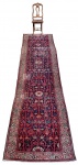 Passadeira - Rara antiga passadeira Ferahan de  lã natural, tinta vegetal. Padrão decorativo geométrico reproduzindo flores e animais. Med. 4,80  x 1,02 = 4,90 m². Marcas do tempo e de uso. Desgastes e restauros. No estado.  Acervo Particular Rio de Janeiro - RJ. Nota : O distrito de Farahan, localizado no Oeste do Irã (antiga Pérsia), tem uma vasta historia na confecção de tapetes, sendo peças de extrema elegância e com refinamento e desenho detalhado.Urdidura de algodão fino e forte, pelo curto, no persa e turco, desenho herati (rosetas, losangos, folhas recurvadas, múltiplas cores que são geralmente azul indigo, verde em varias nuances, amarelo e laranja e contornos finos em azul e preto) compõe essa verdadeira obra de arte. Fonte : https://www.claremontrug.com/antique-rugs-information/antique-persian-rug-guide/ferahan-rugs-full-article/ Nota de Agradecimento: Agradecimento especial ao amigo Gelson Lahan pela gentileza de contribuir com a identificação da passadeira.