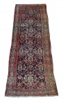 Passadeira - Rara antiga passadeira Hamadan de  lã natural, tinta vegetal. Padrão decorativo floral geométrico. Med. 3,04 x 1,00 = 3,04  m². Marcas do tempo e de uso. Desgastes e restauros. No estado.  Acervo Particular Rio de Janeiro - RJ. Nota : Hamadã ou Hamadan ( em persa) é a capital da província de Hamadã, no Irã. É considerada a mais antiga cidade persa e uma das mais antigas do mundo. Alguns historiadores creem que Hamadã foi erguida em torno de 3 000 a.C.; uma inscrição do primeiro rei assírio faz com que alguns apontem o ano de 1 100 a.C. como a data da fundação. A cidade sempre esteve no centro da história da Pérsia, em quase todas as suas fases históricas. Fonte:https://pt.wikipedia.org/wiki/Hamad%C3%A3#::text=Hamad%C3%A3%20ou%20Hamadan%20(%D9%87%D9%85%D8%AF%D8%A7%D9%86%20em,prov%C3%ADncia%20de%20Hamad%C3%A3%2C%20no%20Ir%C3%A3.                                     Nota de Agradecimento: Agradecimento especial ao amigo Gelson Lahan pela gentileza de contribuir com a identificação da passadeira.