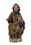 Arte Sacra - Divino Pai Eterno -Rara imagem de madeira nobre , finamente entalhada e policromada, Raríssima representação do "Divino Pai Eterno". Portugal . Século XVIII. Med. 21 x 11 x 9  cm de profundidade. Antigos restauros, pequenas perdas de substância e áreas com repintura.  NOTA HISTÓRICA : essa representação é raríssima na liturgia religiosa católica, pois adequada a ritos específicos da leitura de textos religiosos nas ordenações jesuíticas - algumas Ordens Religiosas repudiam essa representação;   trata-se de peça devocional de uso pessoal de frades em suas celas nos mosteiros e conventos; por tradição oral familiar sua procedência é do Convento que integrava o primeiro complexo jesuíta do Rio de Janeiro ,do Morro da Conceição.  Coleção Particular Rio de Janeiro/RJ.