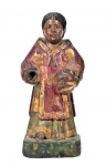 Arte Sacra - São Estevão - Rara imagem de madeira nobre , finamente entalhada e policromada, representada por São Estevão. De manufatura indígena , Maranhão - Século XVII. Se trata de uma joia da nossa cultura. Visível influência das missões jesuíticas no Maranhão. Brasil - Século XVII. Med. 24 x 10 x 8 cm de profundidade. Pequenas faltas e repinturas.  Coleção Particular Rio de Janeiro/RJ.  NOTA HISTÓRICA MARANHÃO:  Missões religiosas no Estado do Maranhão e do Grão-Pará : Para compreender a importância das missões religiosas no Império Português é preciso considerar a forte identidade cristã daquele povo forjada no processo de Reconquista e fortalecida pelos sucessos das Grandes Navegações, que o fazia entender que eram um povo eleito que deveria expandir o Reino de Deus/Cristandade.Outro aspecto que merece atenção é o fato de que o Estado do Maranhão e Grão-Pará teve colonização posterior ao litoral leste do Brasil e era subordinado diretamente a Lisboa e não ao Governador-geral do Brasil. Esse Estado, além da Região Amazônica, também abrangia terras atualmente pertencentes ao Piauí e ao Ceará.Os Franciscanos da Província de Santo Antônio foram os primeiros missionários a chegar na Amazônia Portuguesa, seguidos pelos jesuítas, pelos carmelitas, pelos Mercedários e pelos capuchinos. Essas missões contavam com o apoio financeiro do Reino de Portugal, em contrapartida, as missões se faziam a conversão dos nativos e prestavam assistência intelectual e espiritual aos colonos. Dentre as congregações religiosas envolvidas nas missões, a Companhia de Jesus (jesuítas) ganharia maior destaque, e o Padres Luís Figueira e Antônio Vieira, merecem especial destaque dentre os jesuítas que atuaram na Amazônia.As conversões dos nativos por missões religiosas na Amazônia Portuguesa do século XVII (Estado do Maranhão e sucessores), não se restringiam ao âmbito espiritual, pois envolviam um conjunto de mudanças no comportamento dos povos nativos, com o objetivo de transformá-los em vassalos úteis e cristãos e, portanto, incluía objetivos como:a erradicação do nomadismo para que houvesse a mudança na organização espacial de suas antigas aldeias, transformando-as em núcleos urbanos;o preparo técnico para trabalhos nos ofícios mecânicos e a criação de uma mão de obra disciplinada para o trabalho agrícola;a reforma dos seus modos de vida social, criando a estrutura e os vínculos da família cristã.Também cabe ressaltar que o estabelecimento das missões religiosas católicas na Amazônia Portuguesa buscava conter tentativas de cooptação dos povos nativos pelos calvinistas franceses e dos reformistas ingleses, holandeses e irlandeses que tentaram se estabelecer ao longo do litoral leste-oeste, colocando em perigo os interesses mercantis e políticos dos portugueses na região.