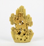 ARTE ORIENTAL - Simpática mini escultura esculpida em pedra dura reproduzindo montanha de pedra com árvore em flor. Med. 11 x 7 x 2,5 cm (medidas totais). Marcas do tempo e desgastes. Acervo Particular Rio de Janeiro/RJ.