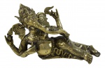 ARTE ORIENTAL - Ganesha - Linda escultura de bronze dourado representando  o Deus Ganesha ou Ganesh, reverenciado como o removedor de obstáculos, o patrono das artes e das ciências e o deva do intelecto e da sabedoria. Índia - Século XX. Med. 16 x 13 x 29 cm (medidas totais). Marcas do tempo. Acervo Particular Rio de Janeiro/RJ. Nota: Ganesha ou Ganesh e também conhecido como Ganapati e Vinayaka, é uma das divindades mais conhecidas e adoradas no panteão hindu. Sua imagem é encontrada em toda a Índia, seitas hindus o adoram independentemente de afiliações. A devoção a Ganesha é amplamente difundida e se estende aos jainistas, budistas e além da Índia. Embora ele seja conhecido por muitos atributos, a cabeça de elefante de Ganesha o torna fácil de identificar. Ganesha é amplamente reverenciado como o removedor de obstáculos, o patrono das artes e das ciências e o deva do intelecto e da sabedoria. Como o deus dos começos, ele é honrado no início dos rituais e cerimônias.