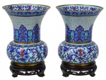 ARTE ORIENTAL - Cloisonné-  Belíssimo par de vasos com as suas respectivas peanhas, China - Século XX. Adornado por delicadíssima e farta decoração em tons de azul e vermelho sobre fundo branco, na técnica chamada "cloisonné ".  Med 19 x 13 cm (medidas totais); Med. 16 x 13 cm (vasos). Marcas do tempo. Pequenas faltas e desgastes. Coleção Particular Rio de Janeiro/RJ.
