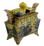ARTE ORIENTAL - Cloisonné-  Raro incensório, China -  Princípio do Século XX. Adornado por paisagem multicolorida reproduzindo montanhas, pagode , pássaros, árvores e flores sobre fundo amarelo, na técnica chamada "cloisonné ". Peça assinada na base. Med 16 x 20 x 10 cm (medidas totais). Marcas do tempo. Pequenas faltas e desgastes. Coleção Particular Rio de Janeiro/RJ.