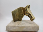 Escultura representando um cavalo, assinada (não identificável), no estado, 11x9 cm