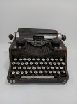Máquina de escrever decorativa em lata, no estado, (20x17x12 cm)