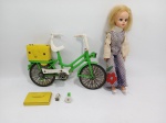 Boneca Susy com bicicleta no estado, com marcas do tempo