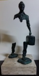 Bruno Catalano, " Viajante", escultura em bronze medindo 53 cm de Altura 27 cm de profundidade e 23 cm de largura e com a base 63 cm de altura.