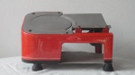  Máquina de Cortar Frios Manual na cor vermelha anos 60 - medindo Altura 20 cm, largura 30 cm, profundidade 20 cm
