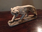 Escultura   de Tigre, em resina. Obs - com restauro, Alt 29cm x  Larg 12 cm. 