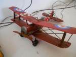 Antigo avião de brinquedo.