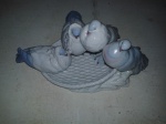 Pombas em porcelana com detalhes.
