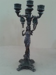 Candelabro , para 4 velas, feito em resina com banho em bronze, representando uma figura feminnina.