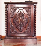 Belíssimo móvel antigo estilo manuelino, bar feito em madeira imbuia, medindo 1,10 cm de altura, 90 cm  de largura, 57 cm  de profundidade.