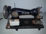 Maquina de costura antiga marca Elgin.