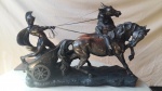 Biga Romana, medindo 62 cm x 22 cm x 40 cm, feita em bronze.