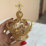 Coroa de metal banhada a ouro e trabalha em filigrana portuguesa. Feita à mão. Ano 1940. Altura 13 cm, diâmetro 14 cm.
