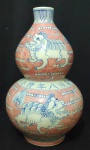 CHINA - PERÍODO REVOLUCIONÁRIO - gracioso vaso em porcelana chinesa esmaltado  em policronia azul e rosa, formato "Double Gourd", decorado  com cães de fó. 37 cm
