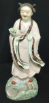 Antiga Escultura de Porcelana Oriental Camponesa segurando cesto com flores, apresenta pequena falta nos dedinhos, Selo do  fabricante na base. Alt. 30 cm -