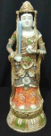 ESPETACULAR  ESCULTURA SATSUMA - PERÍODO MEIJI - escultura em porcelana oriental, representando Deusa segurando uma espada,  ricos detalhes em relevo com farta policromia, na mão esquerda segurando um fruto de pessegueiro.  altura 32 cm