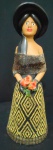 Artesanato de Pernambuco. Escultura em terracota, representando mulher nordestina com vestido cuidadosamente trabalhado, medindo 30 cm