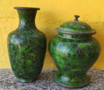 Espetacular e antigos par de Cloisonèe sendo um vaso com 22cm de altura  e uma urna com 20cm de altura, ambos em verde jade com decoração em floral.