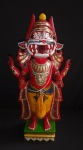 ESCULTURA - Interessante e Antiga escultura Hindu em madeira de meados do Séc XX,  com rica policromia, representando Deus Oriental em rico em detalhes. Med 52cm alt