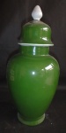Grande Potiche em Porcelana Verde, pega da tampa em formato de pinha, com restauro na borda, no estado. Alt. 41cm