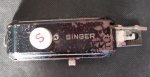Antiga máquina Singer Buttonholer portátil para viagem fabricação Americana na caixa original acompanhada de diversas peças sobressalente.