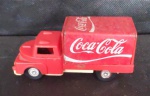 Carrinho de coleção da Coca-Cola em plástico com caçamba de metal, um lado da caçamba sem a fixação correta, (vide foto) fabricação Glasslite.Med.4cm x 5cm x 10cm.